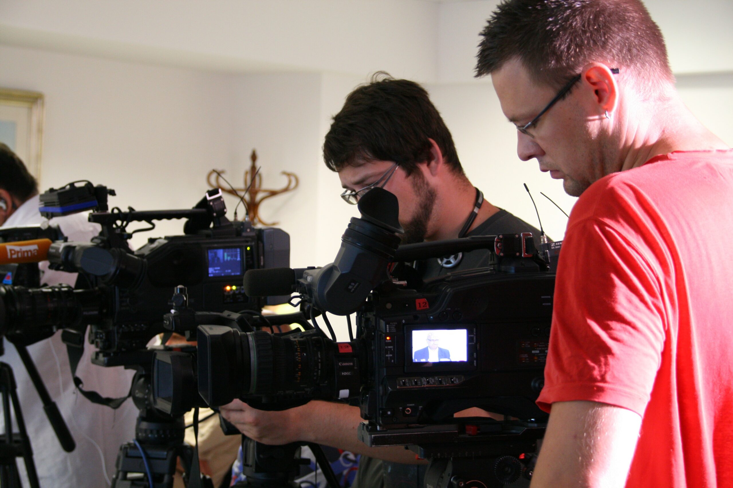 The modern content creation landscape demands tools that can deliver broadcast-quality video while reducing the complexity and cost of traditional production setups. Professional camera robot systems represent a revolutionary approach to video production, combining advanced robotics, intelligent automation and broadcasting-grade technology in equipment that solo creators and small production teams can actually afford and operate. A robotic camera solution transforms how teams manage multi-camera productions.